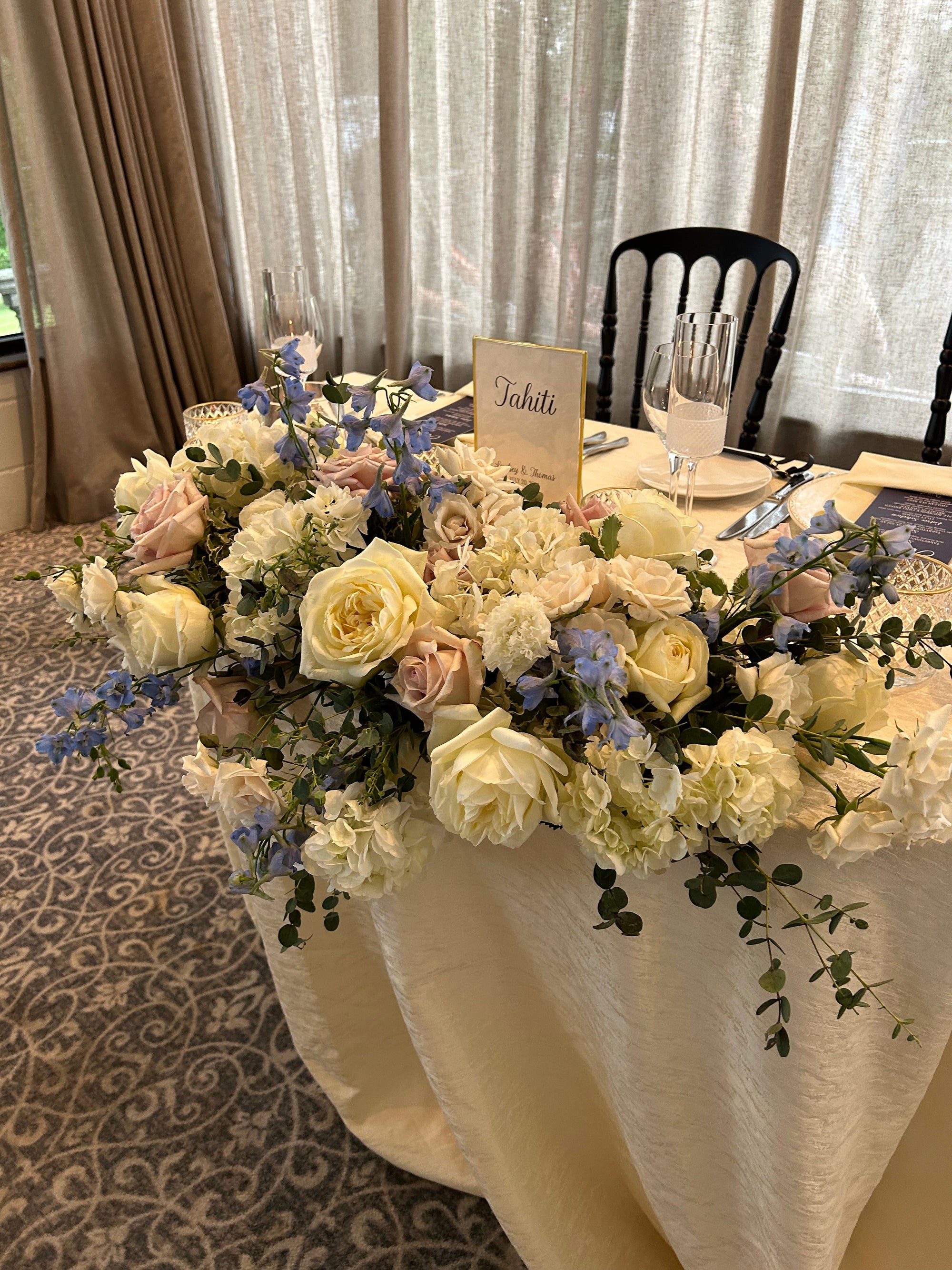Blue and white head table arrangement with cream garden roses